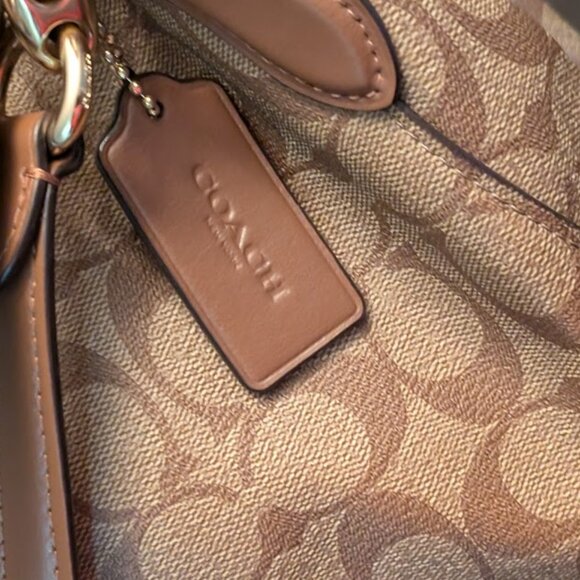 ⬇️PD⬇️O2 COACH Hallie Shoulder Signature Canvas (NWOT) - Picture 5 of 15